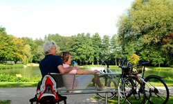 Zwei Radfahrer machen auf einer Bank an der Donau bei Bad Gögging eine Pause