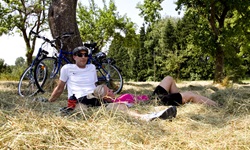 Zwei Radfahrer auf einer Heuwiese unter einem schattingen Baum auf der Radreise von Ulm nach Regensburg