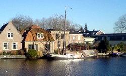 Häuser und Boote am Ufer der Vecht in Weesp.