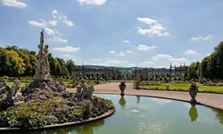 Ein im Zentrum der herrlichen Gartenanlagen von Schloss Weikersheim gelegener Brunnen.