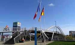 Die französische und die deutsche Fahne wehen an der Dreiländerbrücke von Hüningen in trauter Eintracht nebeneinander.