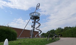Der Rutschturm "Vitra Campus" vor dem Vitra-Design-Museum in Weil am Rhein.
