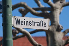 Ein Straßenschild weist auf die Weinstraße hin.