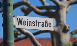 Ein Straßenschild weist auf die Weinstraße hin.