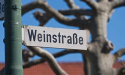 Ein Schild weist auf die Weinstraße hin.
