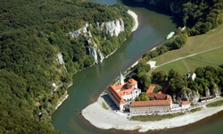 Luftbild des Weltenburger Klosters an der Donau