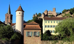 Die Altstadt von Wertheim mit Blick zur Burgruine