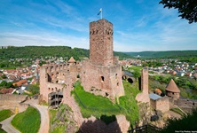 Die inmitten von Wertheim gelegene Ruine der gleichnamigen Burg.