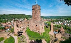 Die inmitten von Wertheim gelegene Ruine der gleichnamigen Burg.