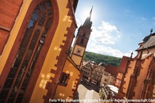 Die Altstadt von Wertheim mit der Stiftskirche und einigen Fachwerkhäusern.