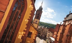 Die Altstadt von Wertheim mit der Stiftskirche und einigen Fachwerkhäusern.
