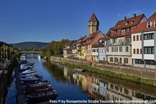 Boote an der Uferpromenade von Wertheim.