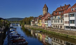 Boote an der Uferpromenade von Wertheim.