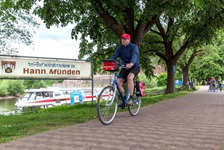 Ein Radler verlässt auf dem Weser-Radweg die Stadt Hann. Münden.
