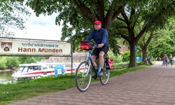 Ein Radler verlässt auf dem Weser-Radweg die Stadt Hann. Münden.