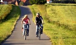 Zwei Radler auf dem Weser-Radweg.
