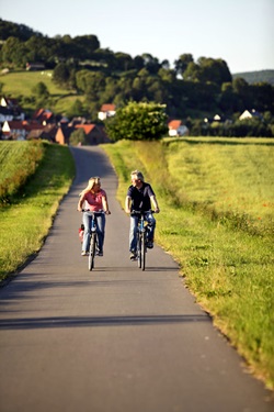 Zwei Radler auf dem Weser-Radweg.