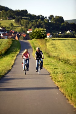 Zwei Radler auf dem Weser-Radweg.