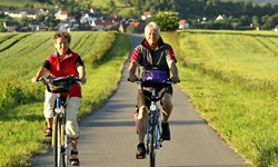 Ein Radlerpärchen auf dem asphaltierten Weser-Radweg.