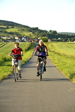 Ein Radlerpärchen auf dem asphaltierten Weser-Radweg.