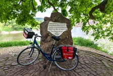 Ein Fahrrad beim Weserstein, der die Stelle markiert, an der Werra und Fulda sich zur Weser vereinen.