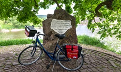 Ein Fahrrad beim Weserstein, der die Stelle markiert, an der Werra und Fulda sich zur Weser vereinen.