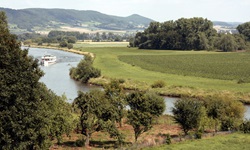 Herrlicher Blick auf die Weser und das sie umrahmende Weserbergland.