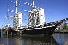 Die heute als Restaurantschiff genutzte Dreimastbark "Seute Deern" an ihrem Liegeplatz vor dem Columbus-Center in Bremerhaven.