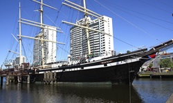 Die heute als Restaurantschiff genutzte Dreimastbark "Seute Deern" an ihrem Liegeplatz vor dem Columbus-Center in Bremerhaven.