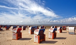 Strandkörbe am Strand von Cuxhaven.