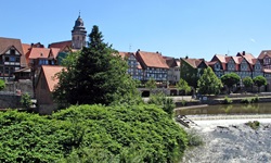 Die Weser passiert die historische Altstadt von Hann. Münden.