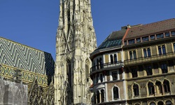 Der markante Wiener Stephansdom mit seinem gotischen Turm und dem charakteristischen bunten Dach.