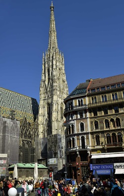 Der markante Wiener Stephansdom mit seinem gotischen Turm und dem charakteristischen bunten Dach.