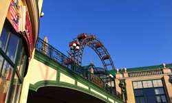 Das Riesenrad ragt über dem Eingang zum Wiener Prater auf.