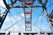 Detailansicht von Gondeln und Gestänge des Riesenrads im Wiener Prater.