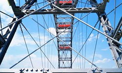 Detailansicht von Gondeln und Gestänge des Riesenrads im Wiener Prater.