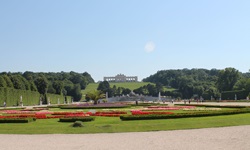 Die wunderschönen, weitläufigen Gartenanlagen von Schloss Schönbrunn in Wien.
