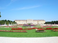Wunderschöne Blumendekoration vor dem Wiener Schloss Schönbrunn.
