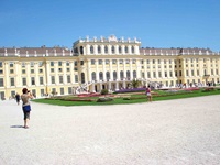 Touristen tummeln sich vor dem weltberühmten Wiener Schloss Schönbrunn.