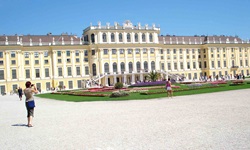 Touristen tummeln sich vor dem weltberühmten Wiener Schloss Schönbrunn.