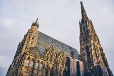 Der imposante Wiener Stephansdom mit seinem markant gestreiften Dach.