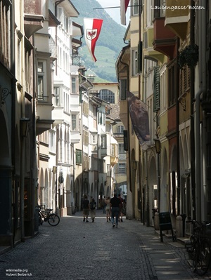 Menschen schlendern durch die Laubengasse in Bozen