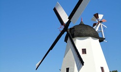 Blick auf eine Windmühle auf der dänischen Insel Bornholm