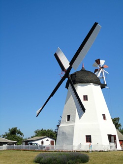 Blick auf eine Windmühle auf der dänischen Insel Bornholm