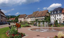 Springbrunnen im Zentrum von Wissembourg.