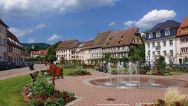 Springbrunnen im Zentrum von Wissembourg im Elsass.
