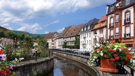 Am Ufer der Lauter gelegene Häuserfassaden im elsässischen Wissembourg.