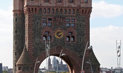 Das imposante Nibelungentor in Worms.