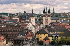 Schöner Blick auf die Skyline von Würzburg mit den Doppeltürmen des Domes St. Kilian.