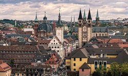 Schöner Blick auf die Skyline von Würzburg mit den Doppeltürmen des Domes St. Kilian.
